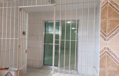 Imagem: A casa possui 2 Dormitórios, 1 Banheiro, 1 Vaga na garagem