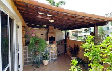 Imagem: A casa possui 4 Dormitórios, 3 Banheiros, 2 Vagas na garagem