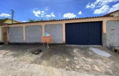 Imagem: A casa possui 5 Dormitórios, 2 Banheiros, 220m² de Área e