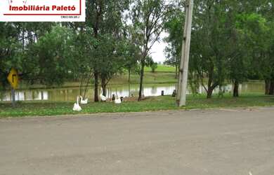 Imagem 3: Sobrado a venda no Ninho Verde, frente ao asfalto e lago do condomínio...