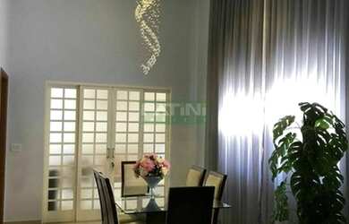 Imagem: A casa possui 3 Dormitórios, 3 Banheiros, 2 Vagas na garagem