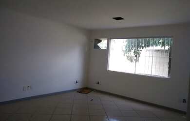 Imagem 7: Galpão com 2.200 metros no Civit II com dois pórticos 10 e 30 tonetadas