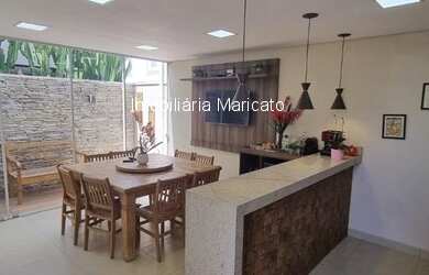 Imagem: A casa possui 3 Dormitórios, 3 Banheiros, 2 Vagas na garagem