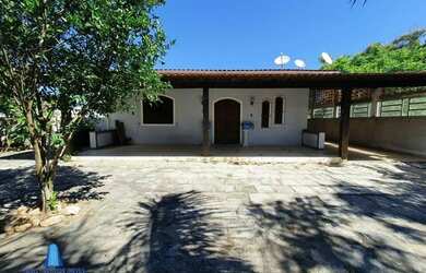 Imagem: A casa possui 4 Dormitórios, 5 Banheiros, 275m² de Área e