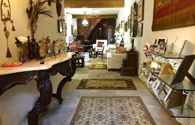 Imagem: A casa possui 4 Dormitórios, 3 Banheiros, 3 Vagas na garagem