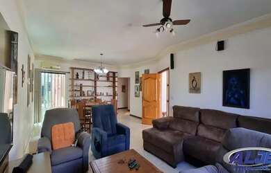 Imagem: A casa possui 3 Dormitórios, 5 Banheiros, 2 Vagas na garagem