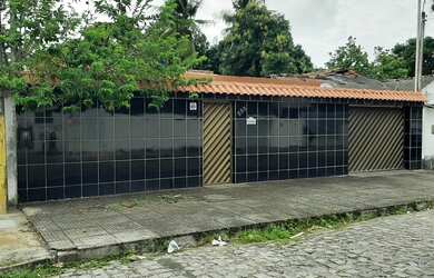 Imagem: A casa possui 5 Dormitórios, 3 Banheiros, 3 Vagas na garagem