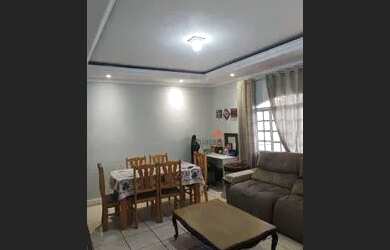 Imagem: A casa possui 3 Dormitórios, 2 Banheiros, 2 Vagas na garagem