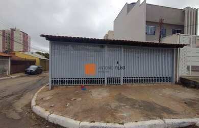 Imagem: A casa possui 3 Dormitórios, 1 Banheiro, 2 Vagas na garagem