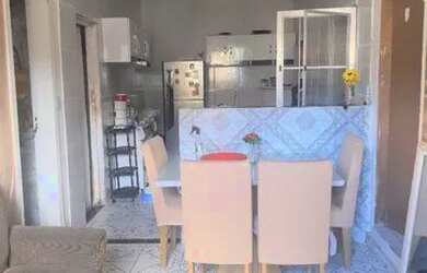 Imagem: A casa possui 3 Dormitórios e 1 Banheiro e está localizado