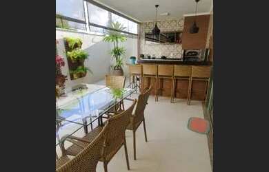 Imagem: A casa possui 4 Dormitórios, 1 Banheiro, 2 Vagas na garagem