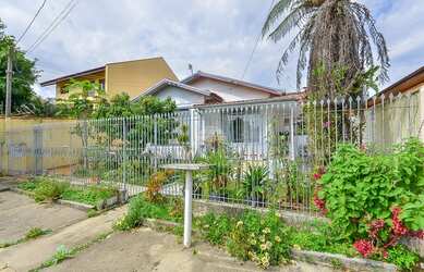 Imagem: A casa possui 4 Dormitórios, 2 Banheiros, 4 Vagas na garagem