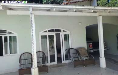 Imagem: A casa possui 4 Dormitórios, 2 Banheiros, 2 Vagas na garagem