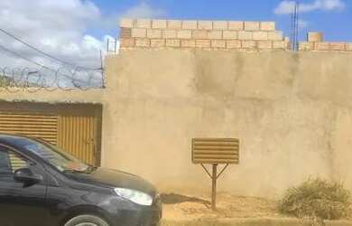 Imagem: A casa possui 2 Dormitórios, 1 Banheiro, 1 Vaga na garagem