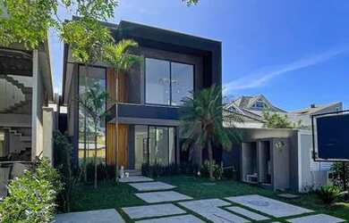 Imagem: A casa em condomínio possui 4 Dormitórios, 5 Banheiros, 3