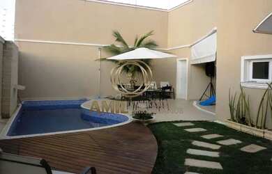 Imagem: A casa possui 4 Dormitórios, 5 Banheiros, 2 Vagas na garagem