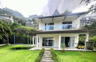 Imagem: A casa em condomínio possui 4 Dormitórios, 1 Banheiro, 3 Vagas