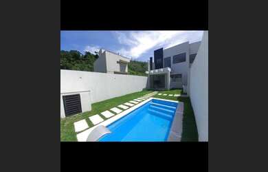 Imagem: A casa possui 3 Dormitórios, 2 Banheiros, 2 Vagas na garagem