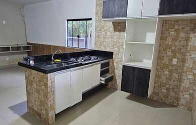 Imagem: A casa possui 1 Dormitório, 1 Banheiro, 1 Vaga na garagem