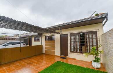 Imagem: A casa possui 2 Dormitórios, 1 Banheiro, 2 Vagas na garagem