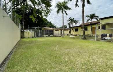 Imagem: A casa possui 5 Dormitórios, 5 Banheiros, 3 Vagas na garagem