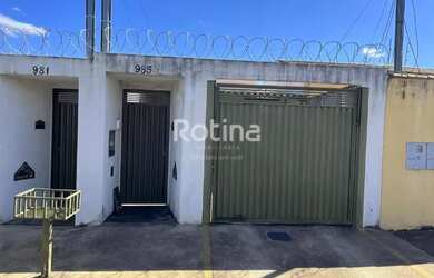 Imagem: A casa possui 3 Dormitórios, 1 Banheiro, 2 Vagas na garagem