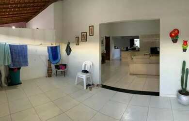 Imagem: A casa possui 2 Dormitórios, 2 Banheiros, 1 Vaga na garagem