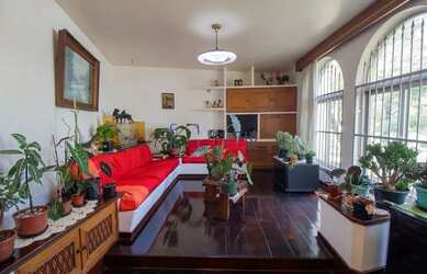 Imagem: A casa possui 4 Dormitórios, 5 Banheiros, 3 Vagas na garagem