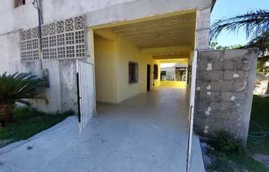 Imagem: A casa possui 3 Dormitórios, 1 Banheiro, 2 Vagas na garagem