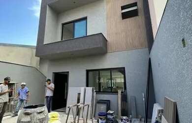 Imagem: A casa possui 3 Dormitórios, 2 Banheiros, 2 Vagas na garagem