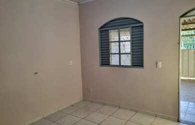 Imagem: A casa possui 3 Dormitórios, 2 Vagas na garagem e está localizado