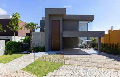 Imagem: A casa possui 4 Dormitórios, 5 Banheiros, 2 Vagas na garagem