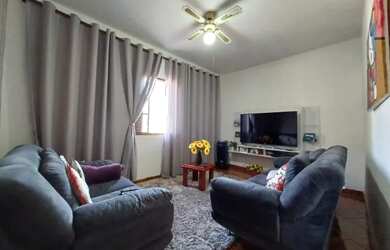 Imagem: A casa possui 3 Dormitórios, 2 Banheiros, 2 Vagas na garagem