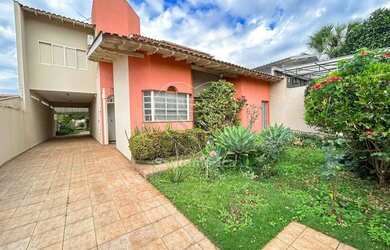 Imagem: A casa possui 4 Dormitórios, 4 Banheiros, 4 Vagas na garagem