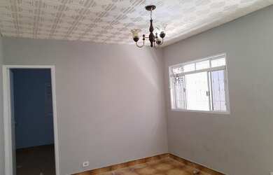 Imagem: A casa possui 3 Dormitórios, 1 Banheiro, 2 Vagas na garagem