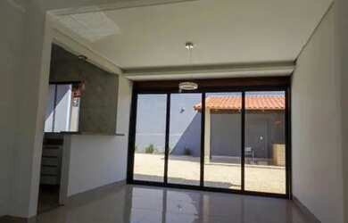 Imagem: A casa possui 3 Dormitórios, 2 Banheiros, 1 Vaga na garagem