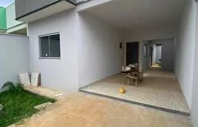 Imagem: A casa possui 2 Dormitórios, 2 Banheiros, 2 Vagas na garagem