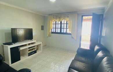 Imagem: A casa possui 2 Dormitórios, 1 Banheiro, 2 Vagas na garagem