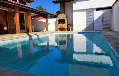 Imagem: A casa possui 3 Dormitórios, 2 Banheiros, 1 Vaga na garagem