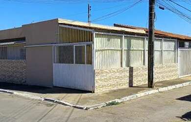 Imagem: A casa possui 3 Dormitórios, 2 Banheiros, 90m² de Área e