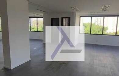 Imagem: O depósito possui 3 Vagas na garagem e 194m² de Área e está