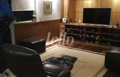 Imagem: A casa possui 3 Dormitórios, 4 Banheiros, 2 Vagas na garagem