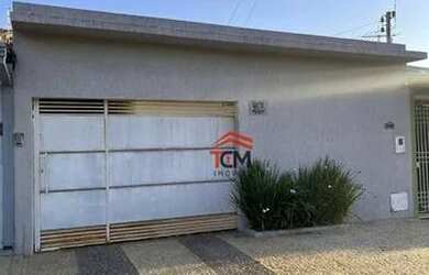 Imagem: A casa possui 3 Dormitórios, 2 Banheiros, 2 Vagas na garagem