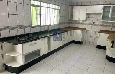 Imagem: A casa possui 4 Dormitórios, 3 Banheiros, 2 Vagas na garagem