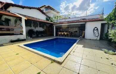 Imagem: A casa possui 3 Dormitórios, 3 Banheiros, 3 Vagas na garagem