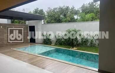 Imagem: A casa em condomínio possui 5 Dormitórios, 5 Banheiros, 2