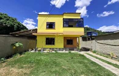 Imagem: A casa possui 4 Dormitórios, 2 Banheiros, 3 Vagas na garagem