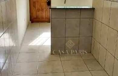 Imagem: A casa possui 1 Dormitório, 1 Banheiro, 1 Vaga na garagem