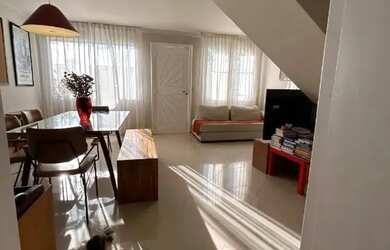 Imagem: A casa possui 3 Dormitórios, 3 Banheiros, 2 Vagas na garagem