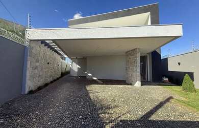 Imagem: A casa possui 4 Dormitórios, 5 Banheiros, 3 Vagas na garagem